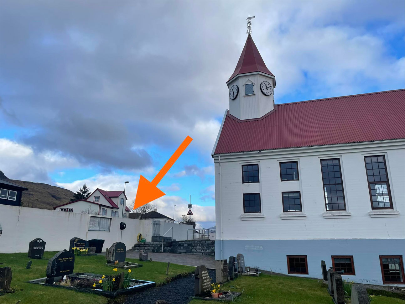 Á kirkjugarðinum í Skála kirkju