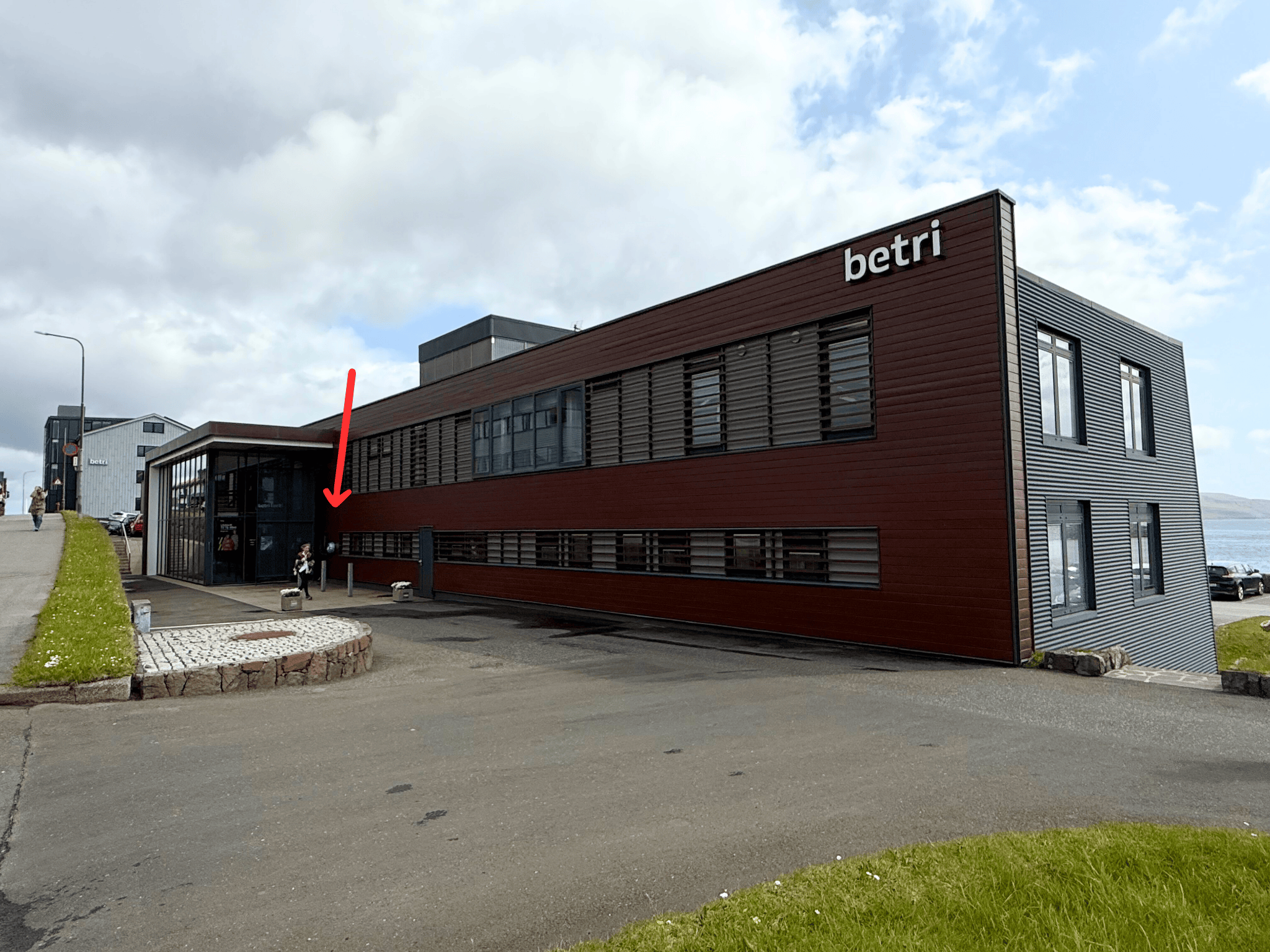 Betri Banki, Yviri við Strond 2